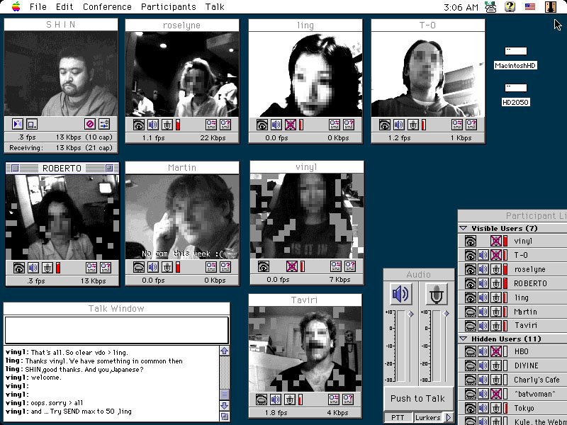 1997年にCU-SeeMe(シーユーシーミー;PC用テレビ会議システム)でビデオ会議っていうかビデオチャットをヤッてる俺の図。左上が俺で、他は見知らぬ外国の方々(顔にモザイク処理済)。テキストや音声でミーティングができたが、顔が映っている動画サイズは160×120ピクセルだった。この時のフレームレートは1fps程度で、ブロックノイズのようなものも多発している。