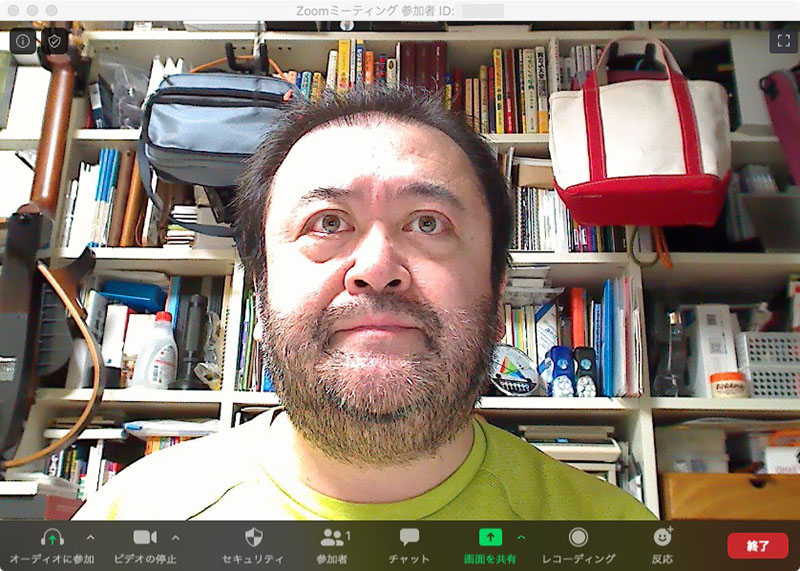 顔よりやや低い位置(ノートPCの画面上部カメラくらいの高さ)にウェブカメラを置いて、照明は天井のもの。左写真が天井左側の照明で、右写真が天井やや右側の照明を点灯したもの。どちらも顔に影が出がちで、目にキャッチライト(瞳の中の白い輝き)が入らないため“元気がなさそう”な表情に見える