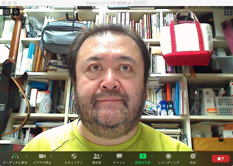 顔よりやや低い位置(ノートPCの画面上部カメラくらいの高さ)にウェブカメラを置いて、照明は天井のもの。左写真が天井左側の照明で、右写真が天井やや右側の照明を点灯したもの。どちらも顔に影が出がちで、目にキャッチライト(瞳の中の白い輝き)が入らないため“元気がなさそう”な表情に見える
