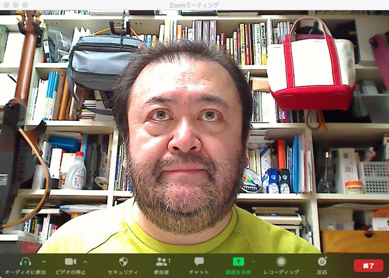 左写真は天井の左右両方の照明を点灯したもの。光量が異なるため、顔の片側に影ができてしまう。また、上からの照明なのでどうしても目の周辺に影が。印象はあまり変わらずパッとしない。そこで最初に試すべきノウハウを使ったのが右写真。PCディスプレイの背景を白にし、他のウィンドウなどもなるべく白に設定するという方法だ(天井の照明は1つだけ点灯)。これだけで、ある程度は顔を正面から照らすことができ、顔の影が薄らぐ。また、目にキャッチライトが入り、表情が少し生き生きする。ちなみに右写真で顔に光を当てているディスプレイのサイズは約40インチ。ディスプレイから顔までの距離は約70cmだ。画面の小さいノートPCだと、この方法で効果を上げにくいかもしれない……が、キャッチライトくらいは入ると思う