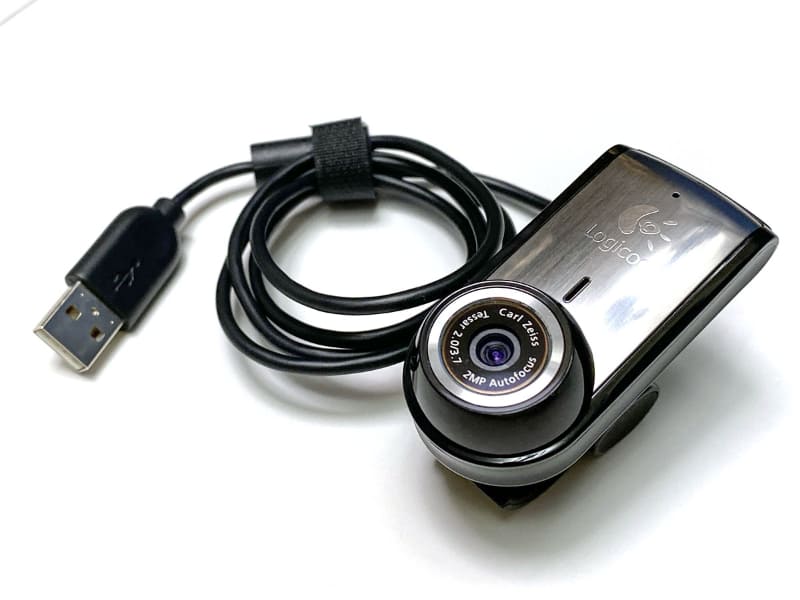 俺が使用しているウェブカメラはロジクール「Portable Webcam C905m」。2009年の製品だが、現在でもフツーに実用的である。スペックは、有効画素数が200万画素で、最大フレームレートが30fpsで、最短撮影距離は10cm。ノートPCの上などにクリップ止めできる
