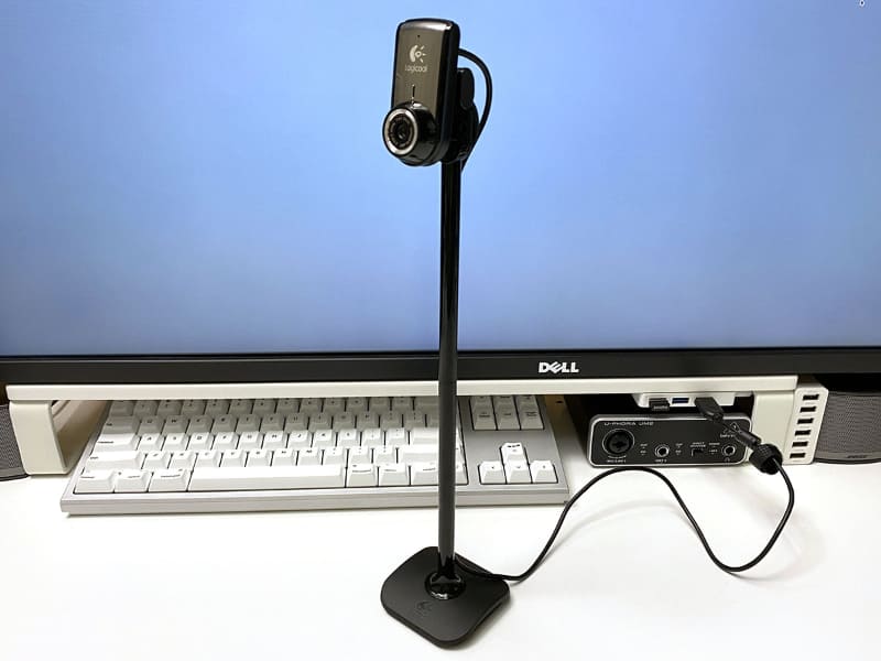 付属スタンドを使うと、机上約30cm弱の位置にカメラをセットできる。右写真はその位置から撮った映像。ノートPC内蔵カメラで撮ったのと近い位置ですな。ノートPCユーザーのビデオ会議映像は、こんなふうに目線を落とした表情になりがち