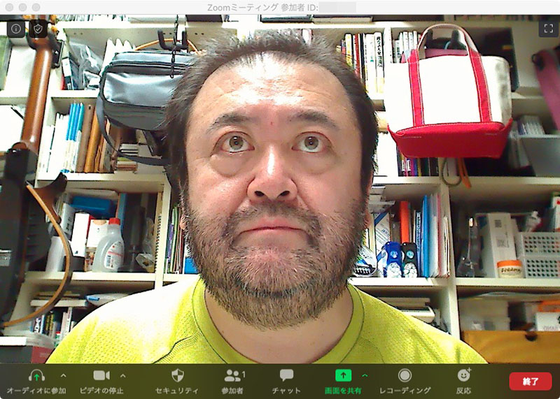 左写真は同じカメラで、カメラの向こうにある約40インチのディスプレイを見ている状態。カメラのずっと上に視線が行ってしまう。右写真のように、カメラ目線にすると表情的には自然な雰囲気になる。だが、相手からすれば“上から視線を投げかけられている”という感じがして、話す体勢としては不自然な印象になる