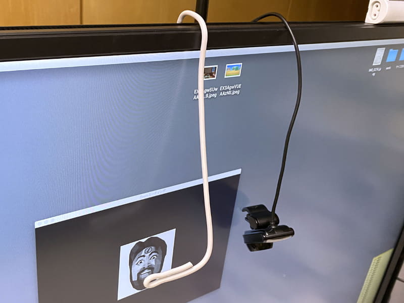 そこでカメラをディスプレイの手前に吊ってみる。針金を使い画面前方にウェブカメラをぶら下げる。カメラを目の高さに合わせるわけですな