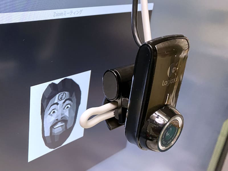 そこでカメラをディスプレイの手前に吊ってみる。針金を使い画面前方にウェブカメラをぶら下げる。カメラを目の高さに合わせるわけですな