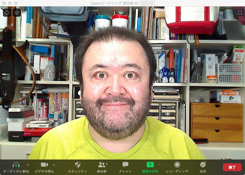 ほぼ目の高さにカメラをセットしたので、対面で会話するのと同じような顔の高さと視線になる。そして前出の照明を加えれば、自然でありかつハツラツとした雰囲気に♪　ちなみに、カメラ目線になっているのは、Zoomのミーティングウィンドウの手前にカメラが来るような位置関係にしているから。実際にはウィンドウの一部内容が見えなくなるが、そういう場合はちょっと顔を右か左に動かして覗こう