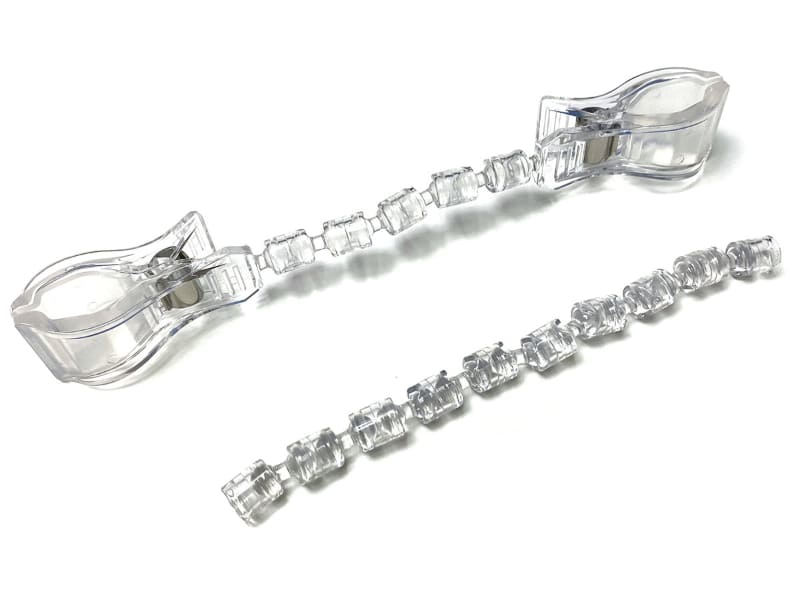 使っている小物は、クラフト用のやや柔軟な針金と、店頭などでPOPを飾るための用品。POP用のあのクリップって、グネグネ曲がるアームに対して簡単に脱着できるのだ。柔軟な針金は、カメラ向きの微調整をするのに便利