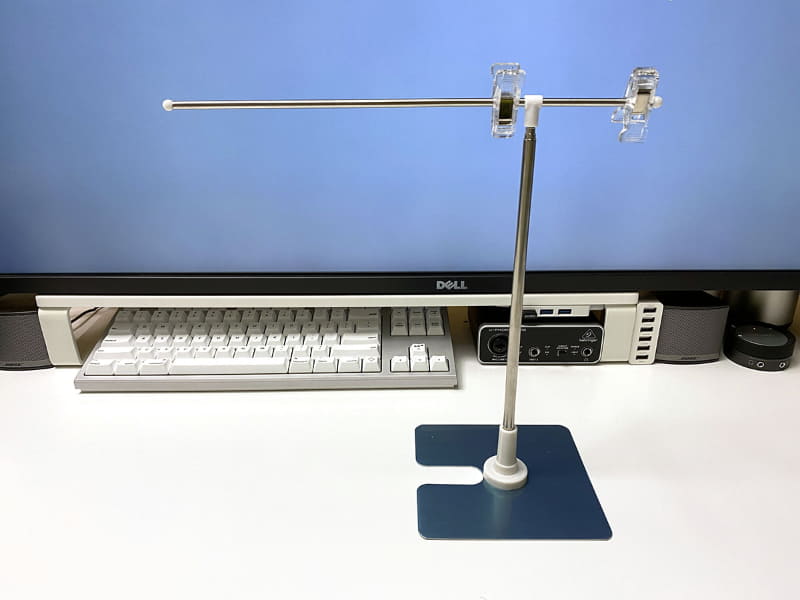 こんな台座付きPOP用品も便利。ただし、モノによっては横棒が回転しやすいので、写真のようにガムテープなどで回転防止を工夫する必要がある