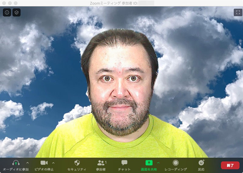 左が実際の拙宅仕事場の背景。中央と右はZoomでバーチャル背景を使い、好みの写真を背景にしているところ。バーチャル背景機能を使うと、人物だけが写り、実際の背景は選択した写真や動画で見えなくなる。この画像だとキレイに背景が合成されているように見えるが、実際は人物の動きに合わせてほんの少し合成にズレが生じ、背景が見えたり、人物の輪郭に変な色が出たりしている