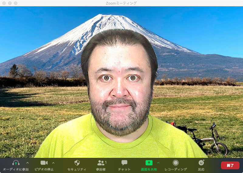 左が実際の拙宅仕事場の背景。中央と右はZoomでバーチャル背景を使い、好みの写真を背景にしているところ。バーチャル背景機能を使うと、人物だけが写り、実際の背景は選択した写真や動画で見えなくなる。この画像だとキレイに背景が合成されているように見えるが、実際は人物の動きに合わせてほんの少し合成にズレが生じ、背景が見えたり、人物の輪郭に変な色が出たりしている