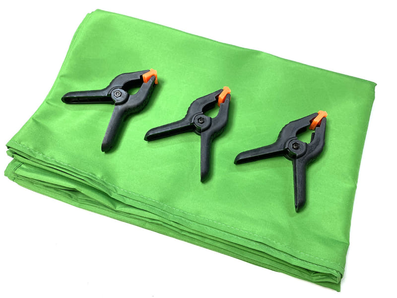 そこでグリーンスクリーンを用意。1.5m×2.0mで強力クリップ×3個付きの品を、Amazonにて2898円で購入した。それを自分の背後に吊す。