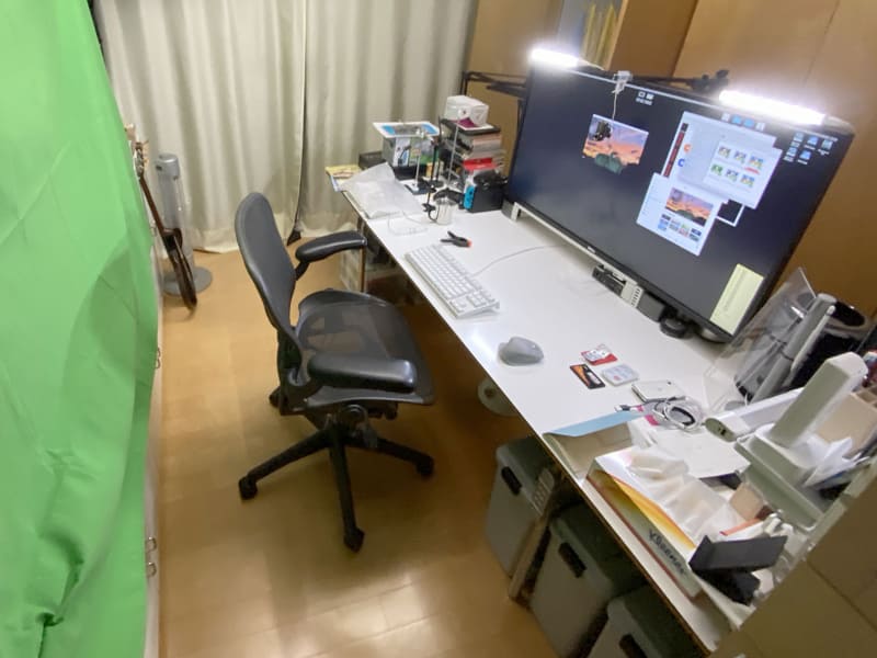 そこでグリーンスクリーンを用意。1.5m×2.0mで強力クリップ×3個付きの品を、Amazonにて2898円で購入した。それを自分の背後に吊す。