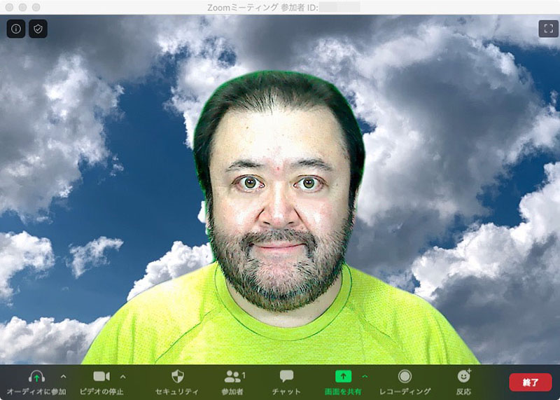 右はバーチャル背景をオフにした状態。中央と右はZoomのバーチャル背景設定画面にて[グリーンクリーンがあります]項目をオンにして、背景画像を適用したもの。結果、グリーンスクリーンがある方が、人物の輪郭に現れる合成のズレが少なくなった感じ。ではあるが、人物の輪郭や肌色が少し緑っぽくなったりした。また、実際のところは「毎回グリーンスクリーンを張るのが面倒」であり、同時に「グリーンスクリーンがあってもなくても、それほど大きな違いにはならない」という感じもする。ので、今後はグリーンスクリーンなしでもいいかな〜、みたいな。でもアレっスね、背景のグリーンをちゃんとグリーンスクリーンと認識して、シャツのグリーンはグリーンスクリーンではないと認識するあたり、けっこうシッカリしてるゥ!!!