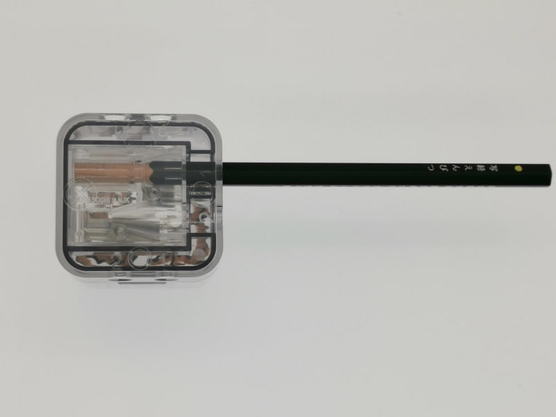 第1工程では、鉋（かんな）の様な特殊な刃で鉛筆の木軸を一回りスリムに削る