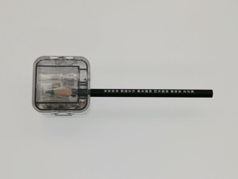 第2工程では、スリムになった木軸の先端部分を従来と同じ円錐形に削って芯先を露出させる