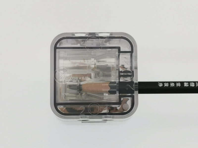 第2工程では、スリムになった木軸の先端部分を従来と同じ円錐形に削って芯先を露出させる