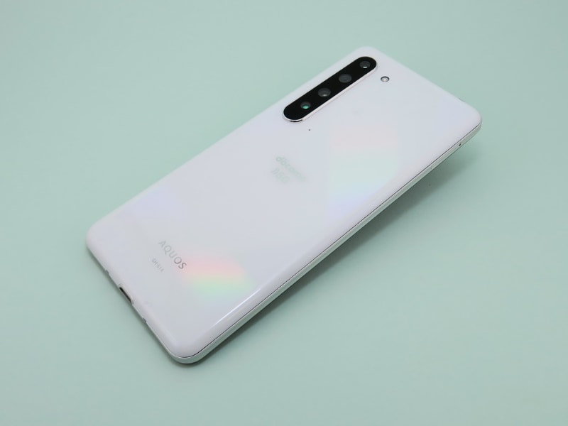 背面左側にカメラを4つ並べたデザイン。NTTドコモ向けは背面中央に「docomo 5G」のログがプリントされている