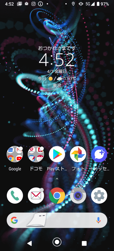 NTTドコモ版のホーム画面。右上のアンテナピクトの隣に「5G」の文字が表示される