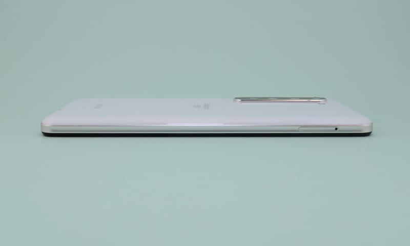 左側面にはピンで取り出すタイプのSIMカードスロットを装備