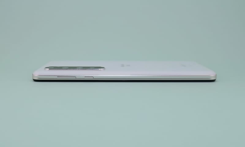 右側面は電源キーとシーソー式の音量キーを装備。スタンダードな配列で使いやすい
