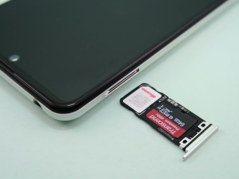 左側面に装着するSIMカードトレイ。SDカードの隣に、「この面が画面側」と書いてある