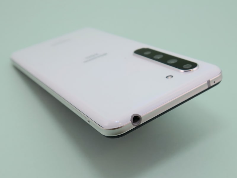 上部には3.5mmイヤホンマイク端子を備える。音楽再生には上部が良さそうだが、ビデオ会議などを考慮すると、下部がいいという意見もある