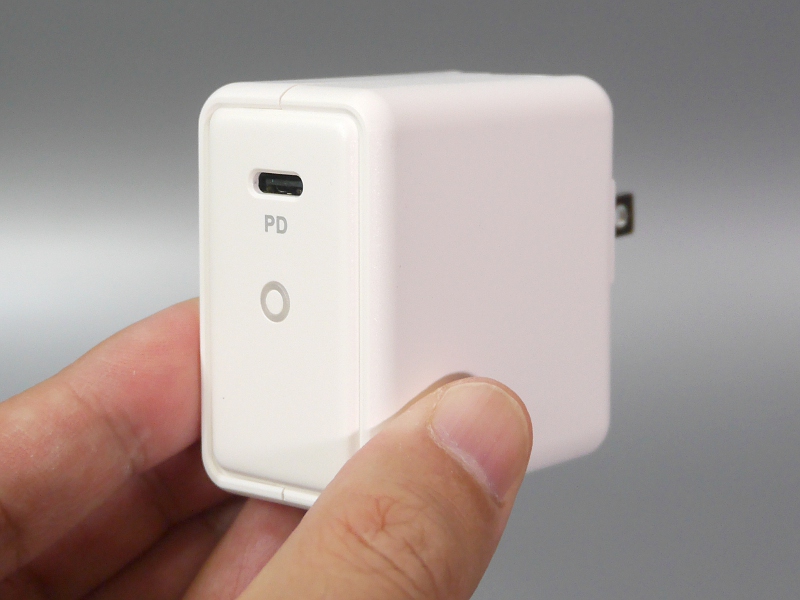 本体。60W対応の1ポート充電器としては最小クラス