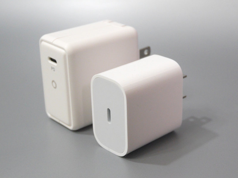 iPad ProやiPhone 11 Pro付属の18W充電器（手前）とのサイズ比較