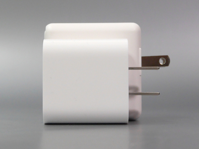 高さと奥行きの比較。本製品はプラグが折りたためるため奥行きは有利だ