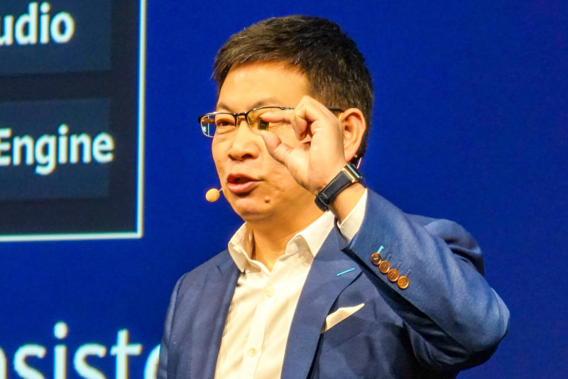 2019年9月に行なわれたIFAでKirin 990を手に持ち発表するHUAWEIのリチャード・ユー氏