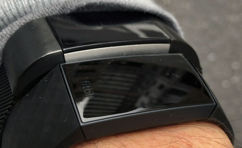 2と4の厚さの比較……になるかと思って撮影したのだが、実際は形状の違いと腕にはめた位置で差が出ただけだった