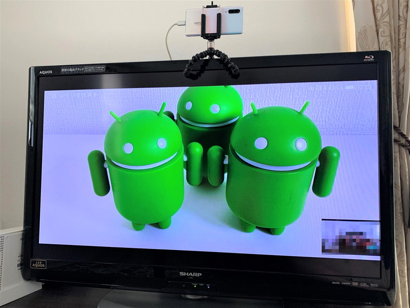 実際にGoogle Meetを使ってみたところ。大画面のテレビを使うので画面が非常に見やすいほか、より質の高い背面のカメラが使えるのもメリット