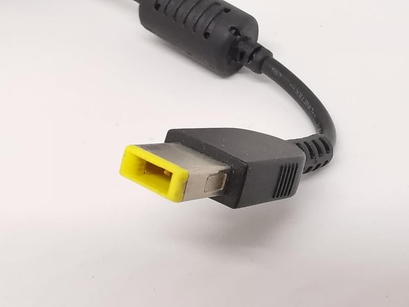 対象となるThinkPadのACアダプターはプラグ形状がスクエアでスリム、黄色いタイプの65Wと90Wの2つだ