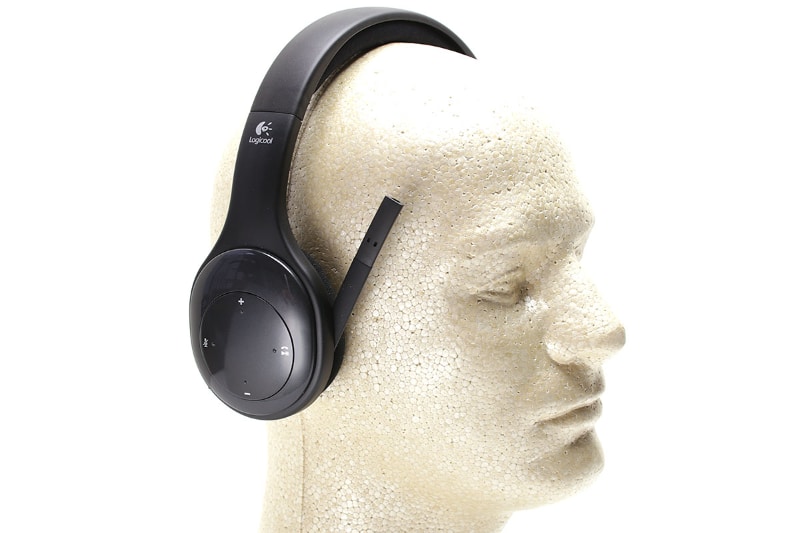 俺がそこそこ愛用中のBluetoothヘッドセット、ロジクール<a href="https://www.logicool.co.jp/ja-jp/product/wireless-headset-h800" class="strong b">「Wireless Headset H800」</a>（実勢価格1万2000円前後）。マイクの上げ下げでミュート・ミュート解除ができたりして便利。ヘッドホン部もマイク部も音質はそこそこ良好。ただ、長時間使うと耳が痛くなったり、髪の毛が潰れたり、夏場は暑かったりする。見栄えもやや物々しいですな