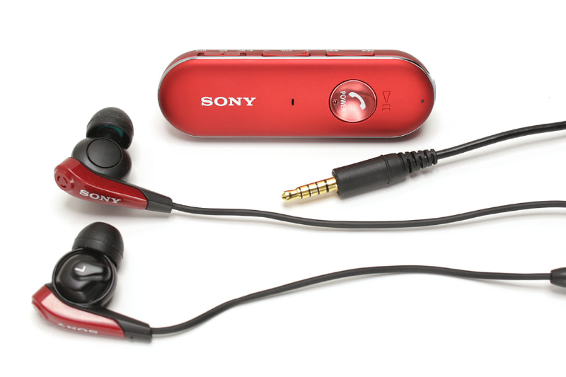 わりと多くの方に向けてイチオシなのが、<a href="https://www.sony.jp/headphone/products/MDR-EX31BN/" class="strong b">ソニーの「MDR-EX31BN」</a>（実勢価格レンジ8500円〜9000円）。ノイズキャンセリング機能を搭載しているので、周囲の騒音を抑えつつ相手の声をしっかり聞くことができる。本体部背面はクリップになっているので、衣服に装着して使える