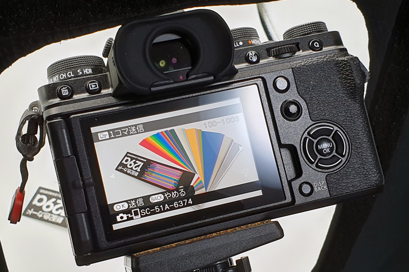 撮影した画像をカメラで1枚ずつ選んでスマートフォンに転送。NFCが搭載されていればなぁ……と思うタイミングも