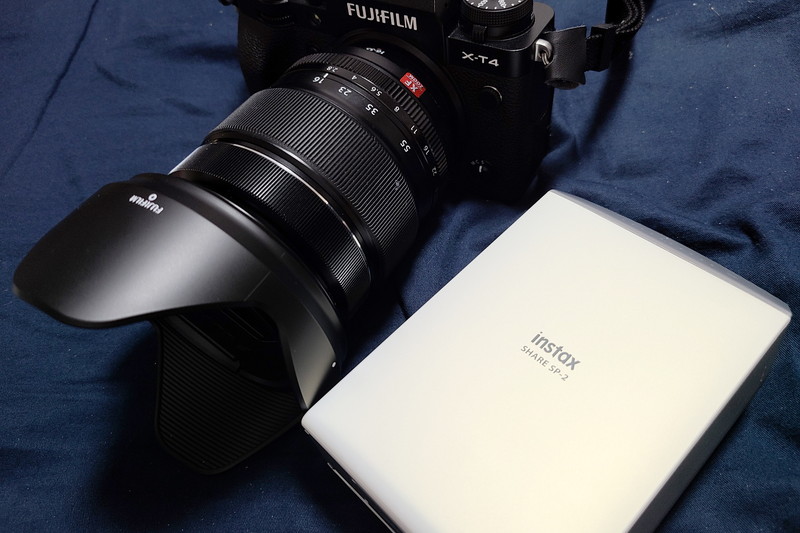 カメラとチェキプリンターを直接接続して印刷を行えるものの、チェキのイメージとカメラが全く釣り合っていない