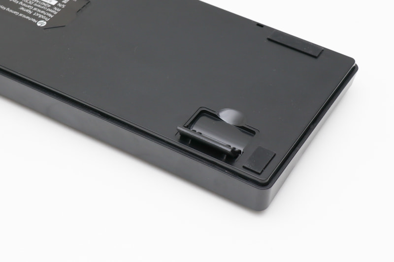 キーボードの角度は足を起こすことで1段だけ調整できる