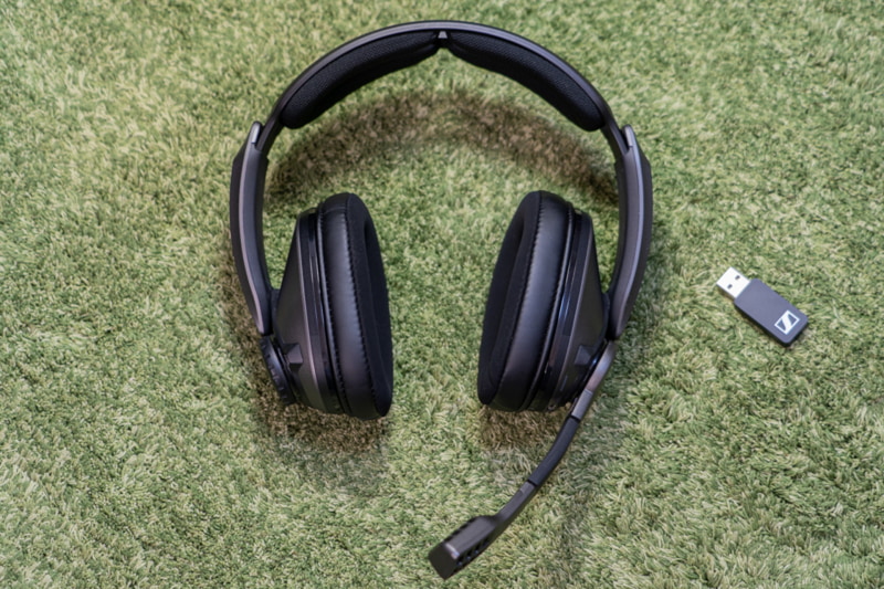 「GSP 370」と付属のUSBドングル（Micro-USBケーブルも付属している）