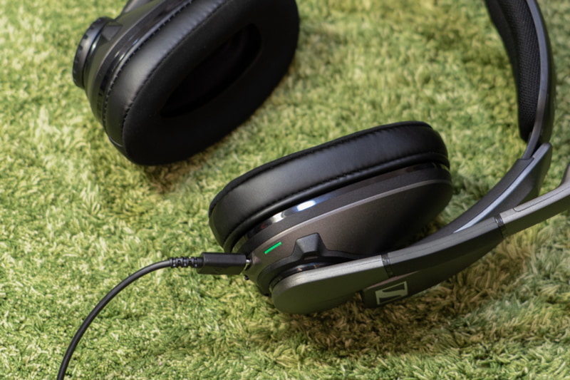 Micro-USBポートで充電可能。充電しながらでも利用可能だ