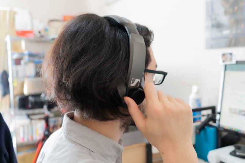 ボリュームコントロール用ホイールは、軽い力で回せる。ちょっと触れるだけで回ってしまうので、もう少し硬めな方が好みではある（被写体は同僚）