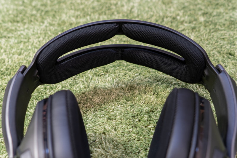 メッシュ地でできたヘッドバンドのクッションは、中央部が凹んでいる。圧迫感の軽減に役立つうえ、接地面が少ないからか通気性も良い。気がする