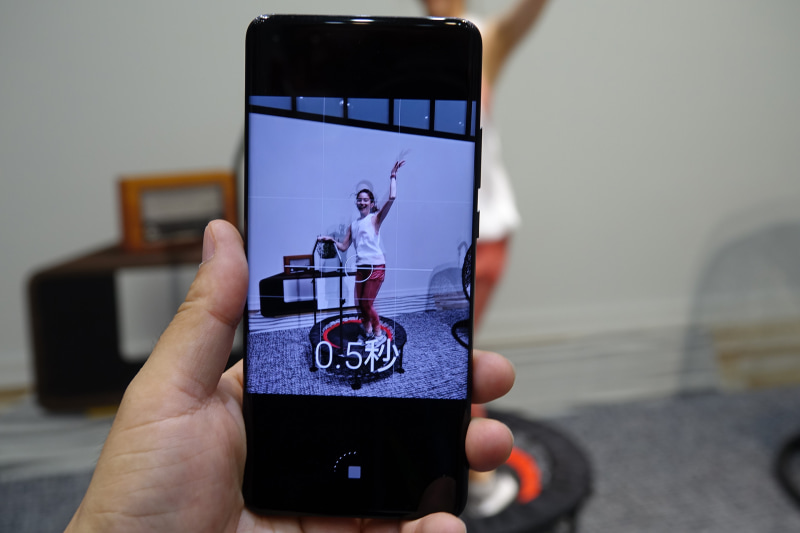 シャッターボタンを押すと、撮影完了までわずかに時間をかける