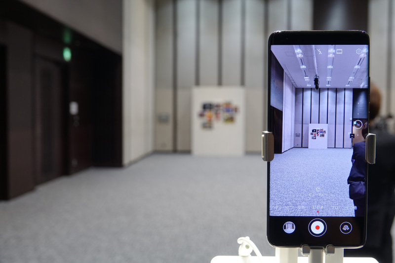 それなりに広いイベントルームの端と端に、被写体となるパネルとP40 Proを設置