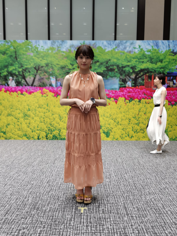 後ろを歩く人が映り込んでいる