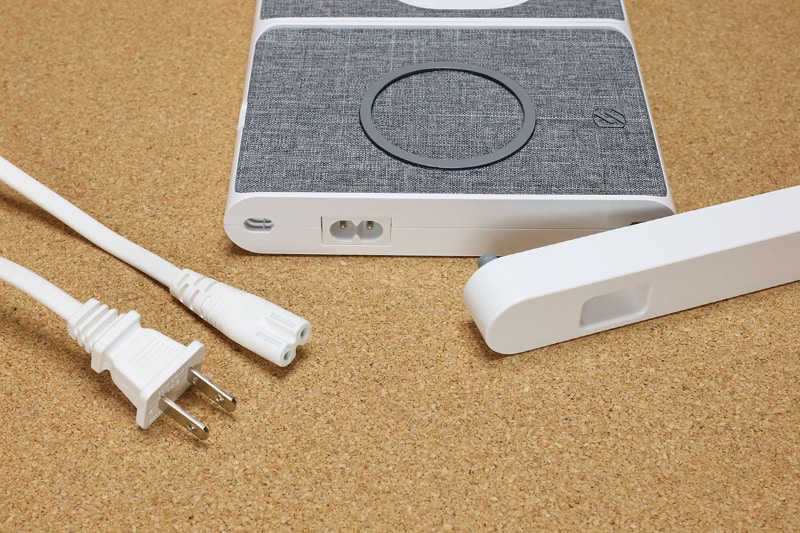 コンセント（ACアウトレット）用の電源ケーブルで給電。ACアダプターに相当するものは各モジュールに内蔵されている。