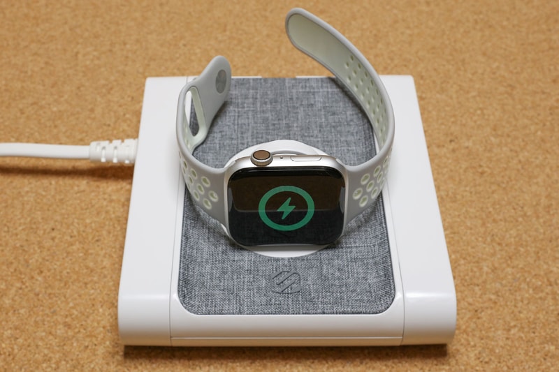 横向きで充電中。やはりマグネットにApple Watchが吸着。安定的に充電できる