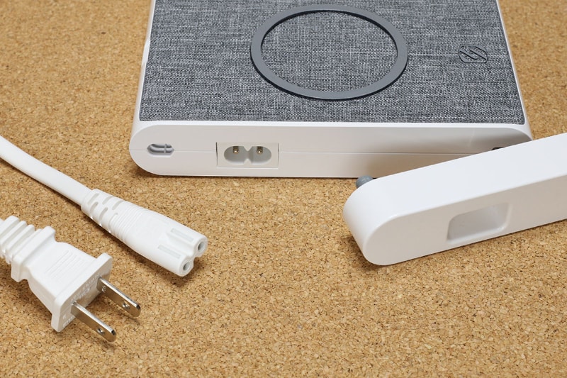 各モジュール内にACアダプター部が内蔵されているため、電源用コードは普通のAC電源コードだ。AC電源コードの機器側はメガネ型