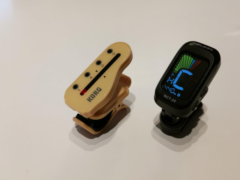 従来のクリップ型チューナーは画面に音階のアルファベットが表示されるギター用をベースにも使っているのが大半だ（右側）