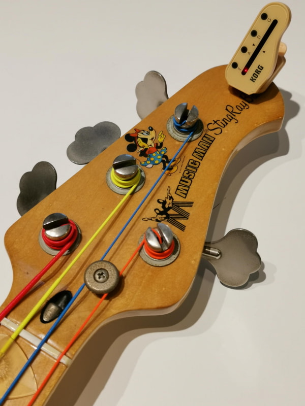 少しだけ残念なのは、筆者の愛用しているギブソンSGベースもミュージックマン・スティングレイベースも、ヘッドはHT-B1のオールドプレべスタイルのヘッドとは違う